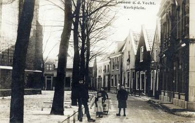 11502 Gezicht in de Dorpsstraat met bebouwing in de sneeuw te Loenen uit het zuiden; met links de N.H. kerk ...